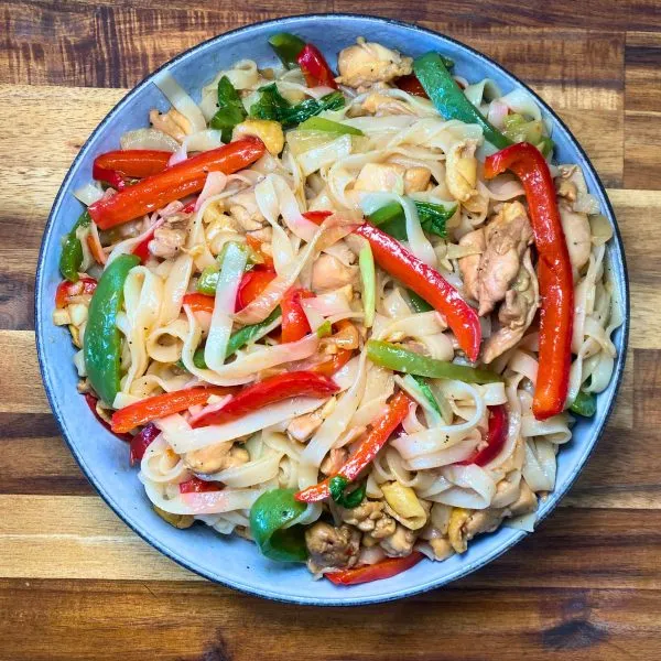 Chicken Stir Fry Rice Noodles (Super easy to make) | Karinecooks